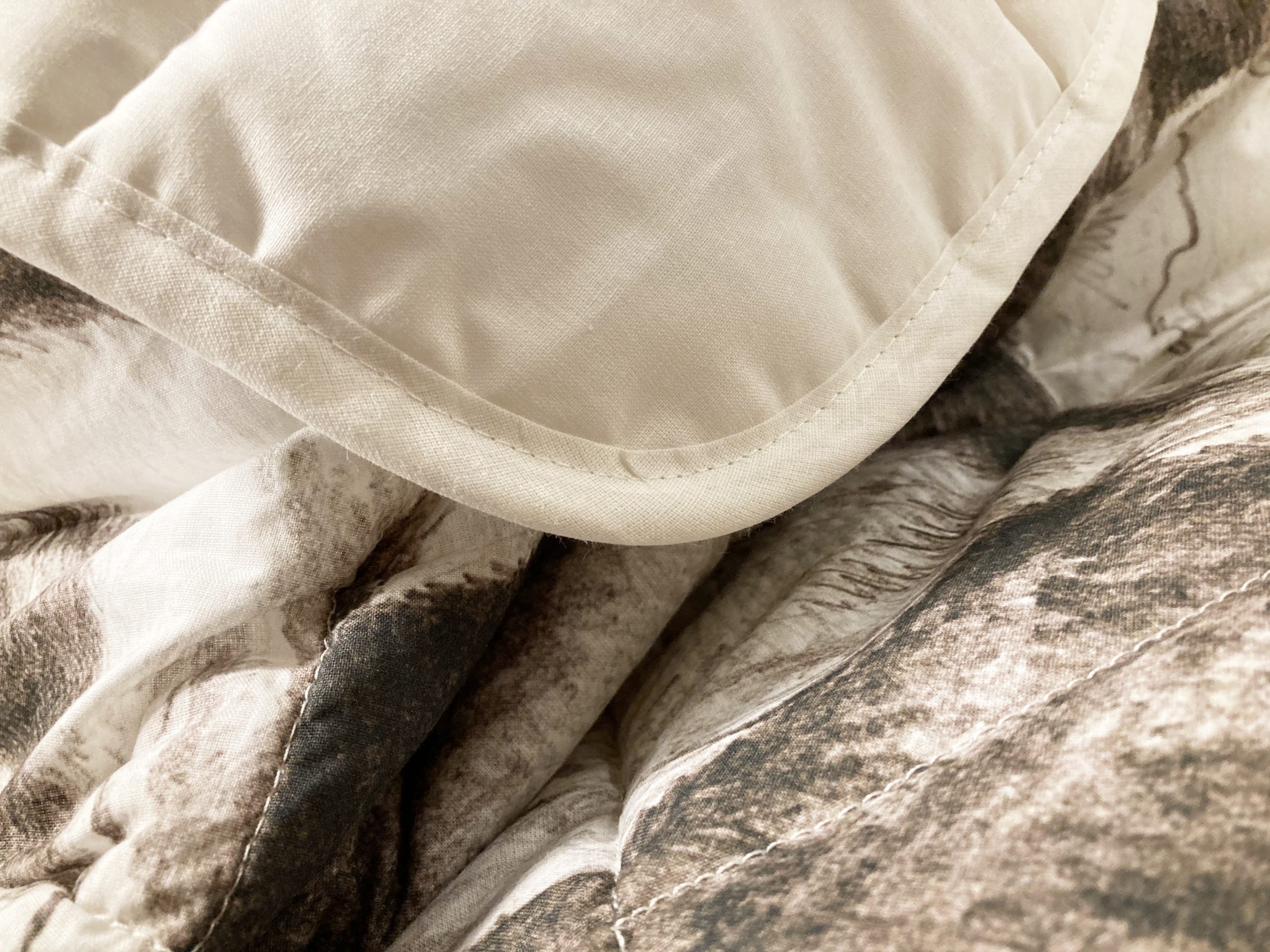 Angolo di Paola trapuntino disegno cervi e vari ungulati