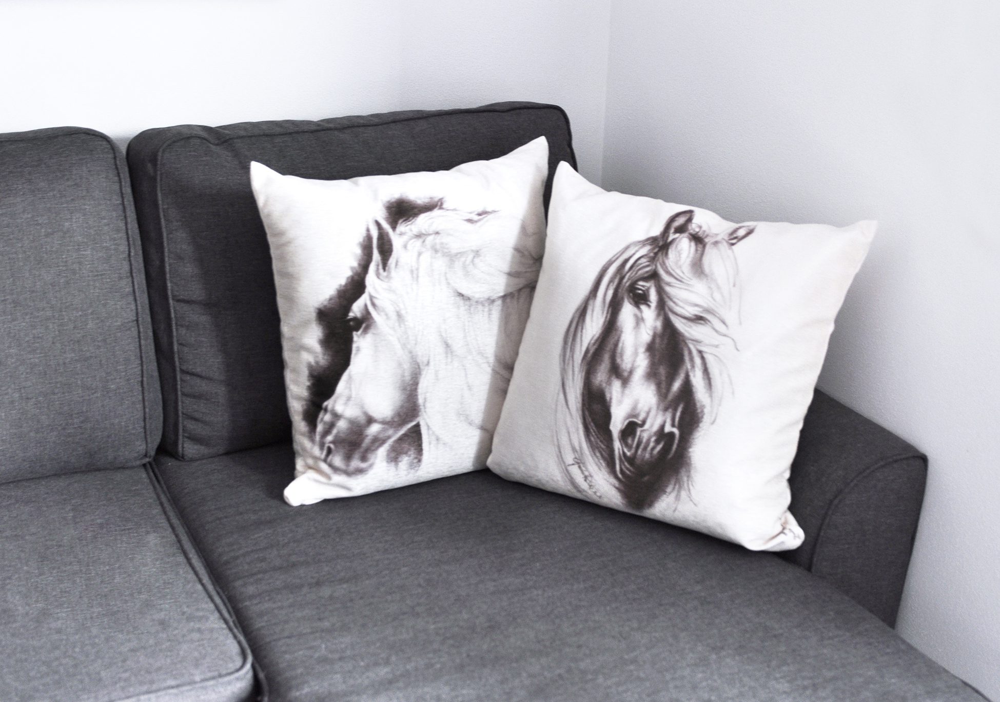 Cuscino divano disegno cavalli angolo di Paola