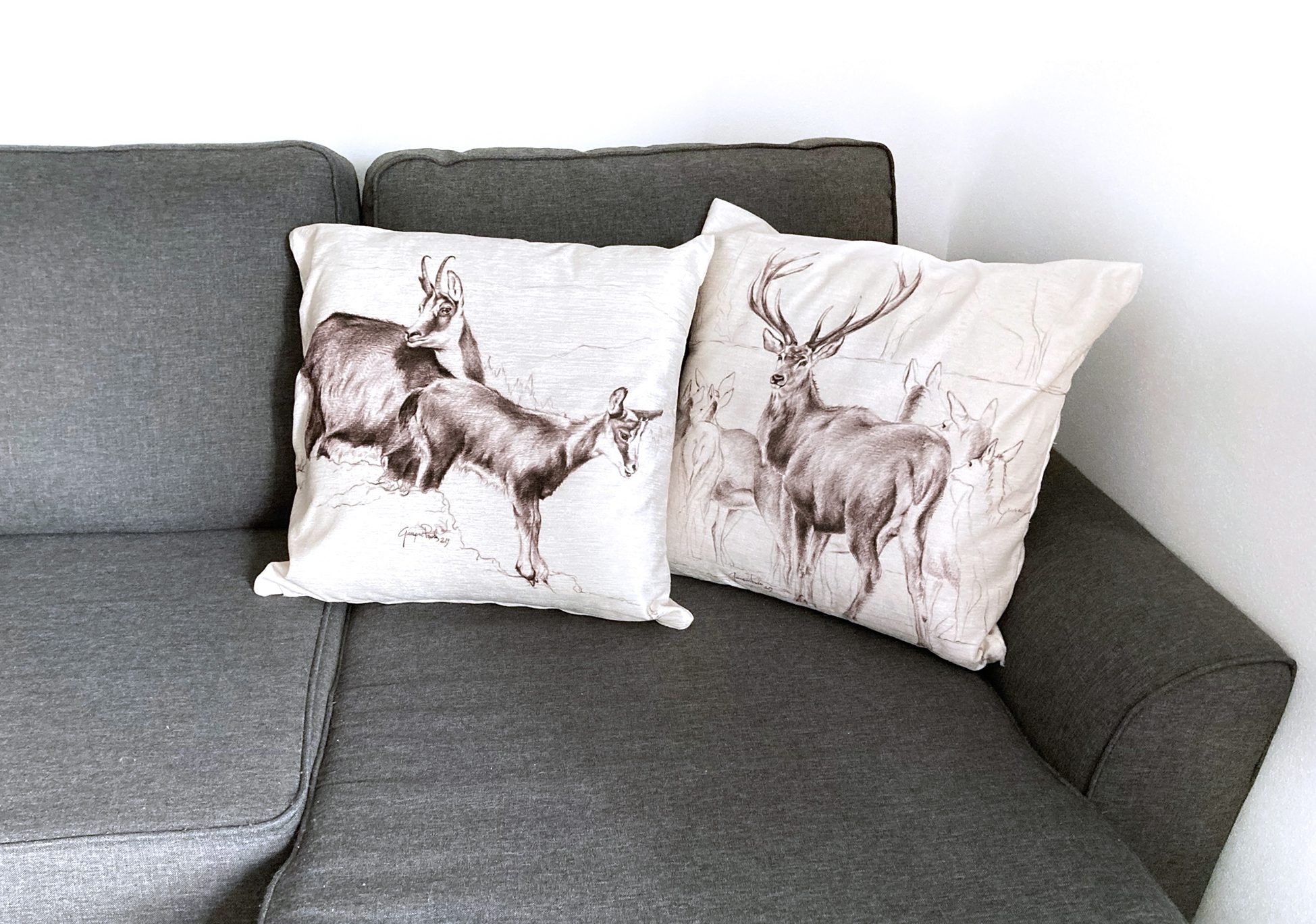 Cuscino divano disegno ungulati cervo e camosci angolo di Paola