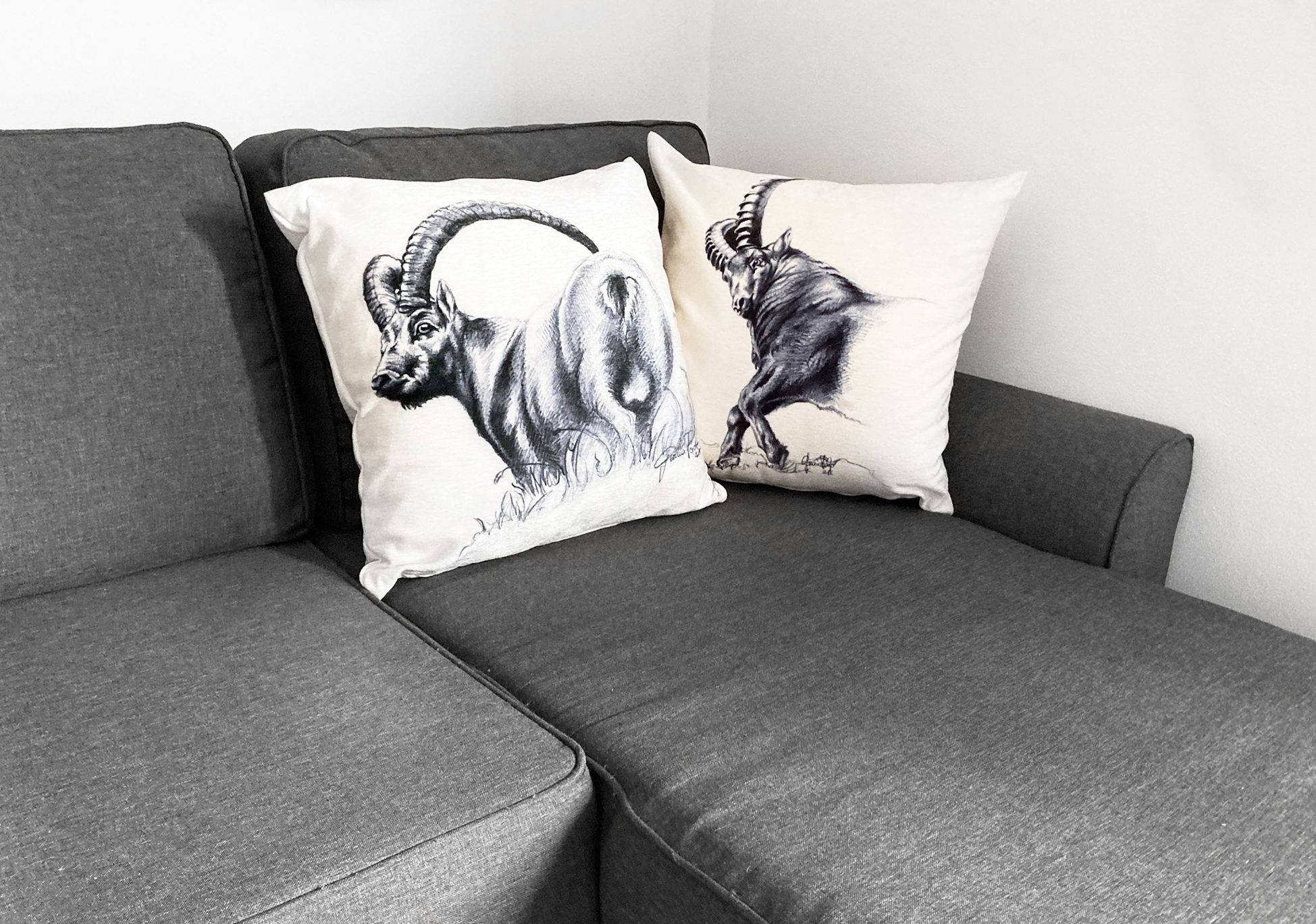 Cuscino divano disegno ungulati stambecco angolo di Paola