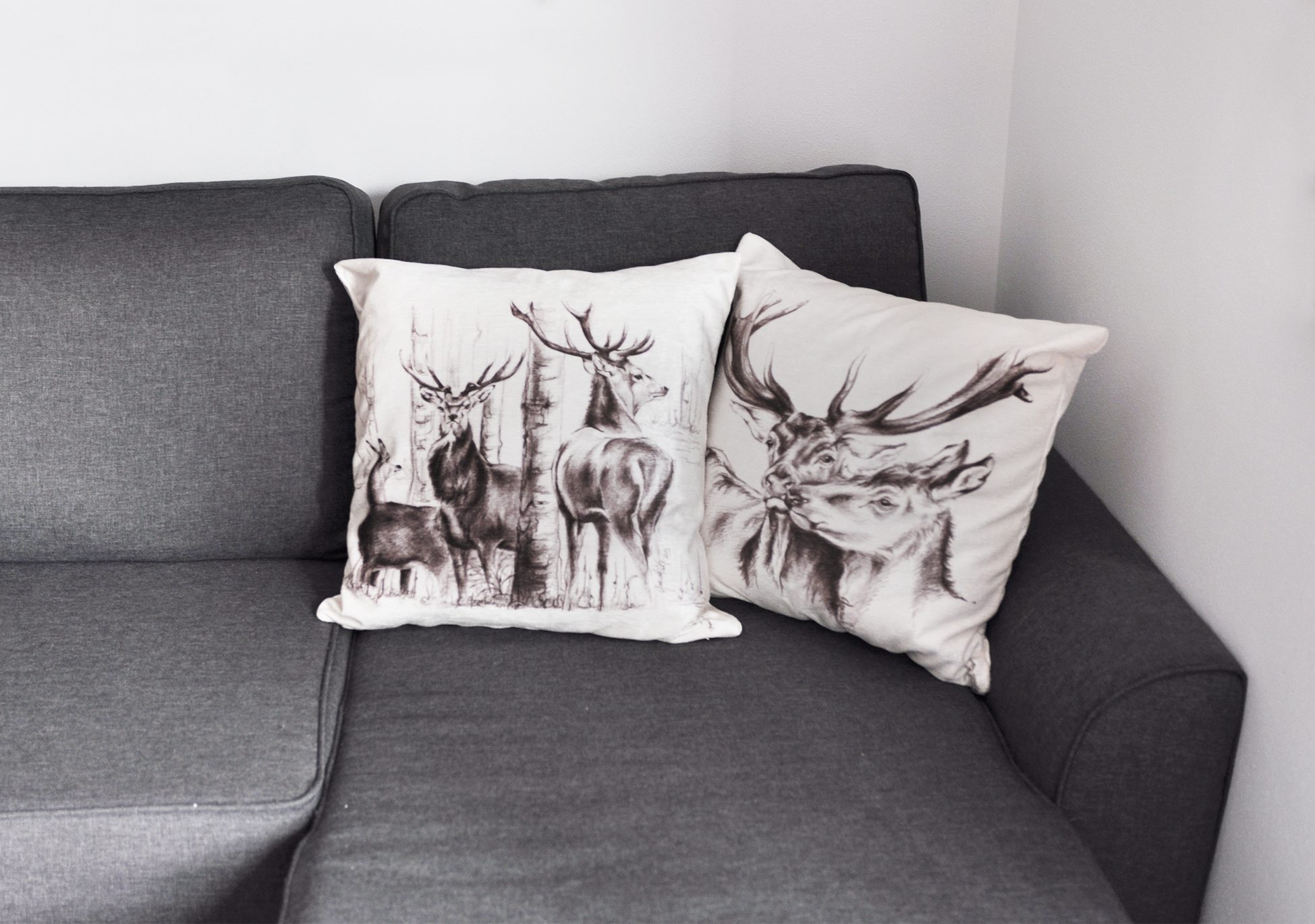 Cuscino divano disegno ungulati tre cervi e coppia di cervi Angolo di Paola
