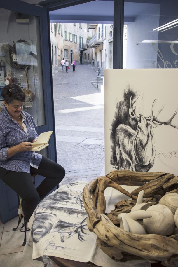 interno negozio con Paola Giuriani